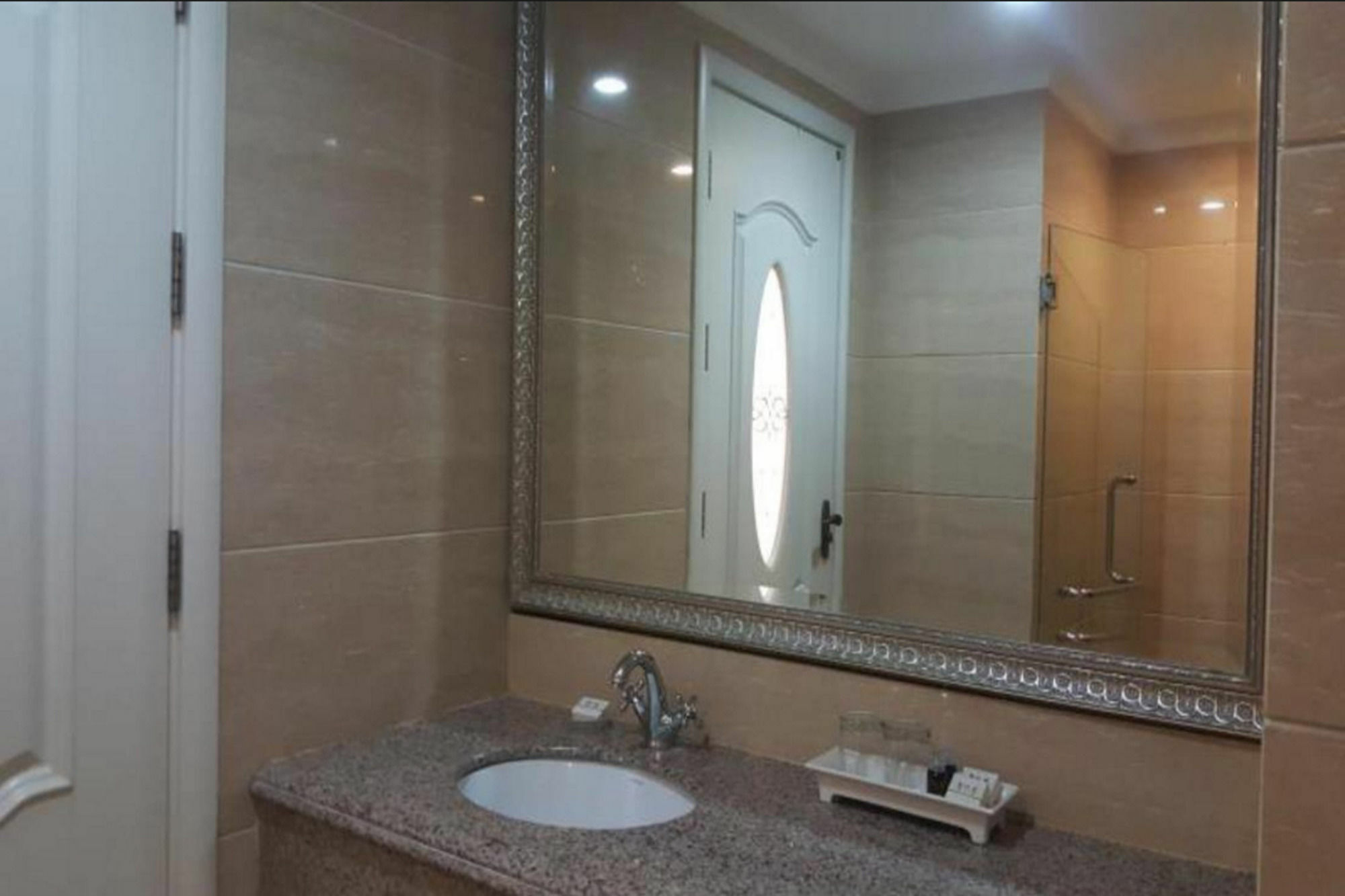Lk Noble Suite Pattaya Buitenkant foto